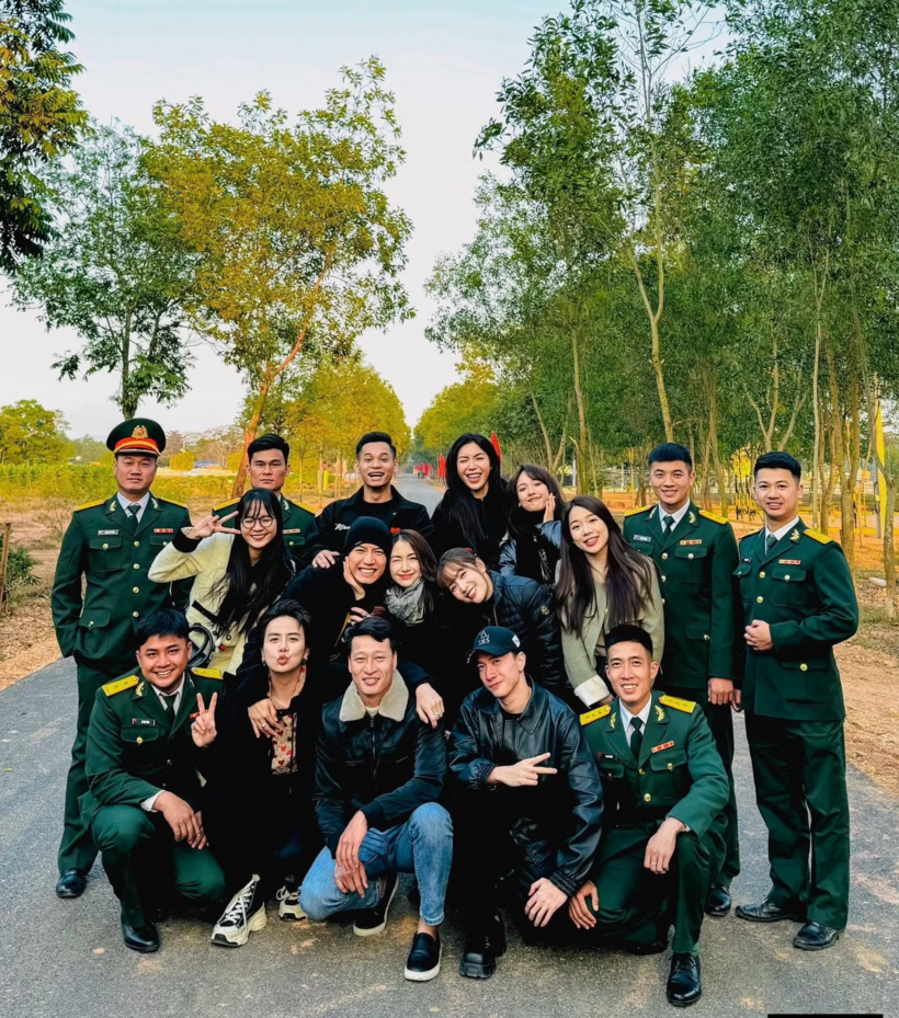 Thượng uý Lê Văn Thắng và dàn sao Sao nhập ngũ. (Ảnh: Tiền phong)