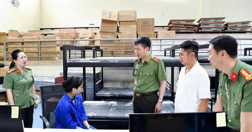 Lãnh đạo Công an tỉnh Phú Thọ trực tiếp lấy lời khai các đối tượng trong đường dây lừa đảo xuyên quốc gia vừa bị triệt phá (Ảnh: Công an Phú Thọ).
