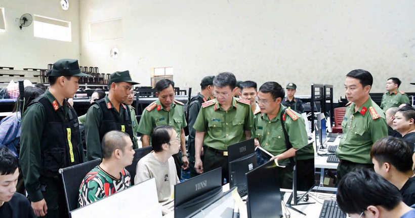 Lãnh đạo Công an tỉnh Phú Thọ trực tiếp lấy lời khai các đối tượng trong đường dây lừa đảo xuyên quốc gia vừa bị triệt phá (Ảnh: Công an Phú Thọ).