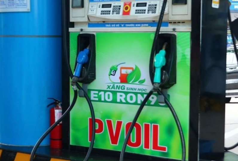 So với E5 (chứa 5% ethanol), E10 có tỷ lệ nhiên liệu sinh học cao hơn, giúp giảm phát thải khí gây ô nhiễm môi trường. (Ảnh: PVO)