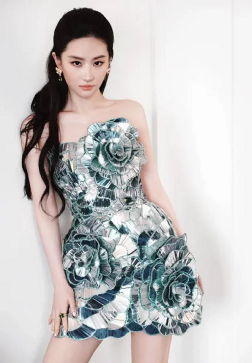 Lưu Diệc Phi nổi bật với thiết kế váy xanh mang phong cách sang trọng. Ảnh: Sohu