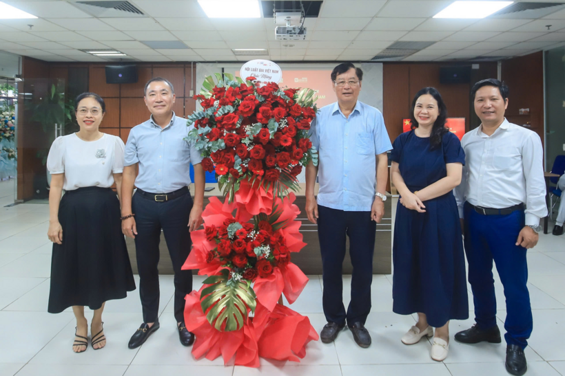 Lãnh đạo Trung ương Hội Luật gia Việt Nam tặng hoa chúc mừng Tạp chí Đời sống và Pháp luật.