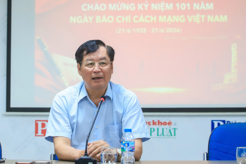 TS. Trần Công Phàn - Phó Bí thư Đảng ủy, Phó Chủ tịch Thường trực Hội Luật gia Việt Nam phát biểu chúc mừng.
