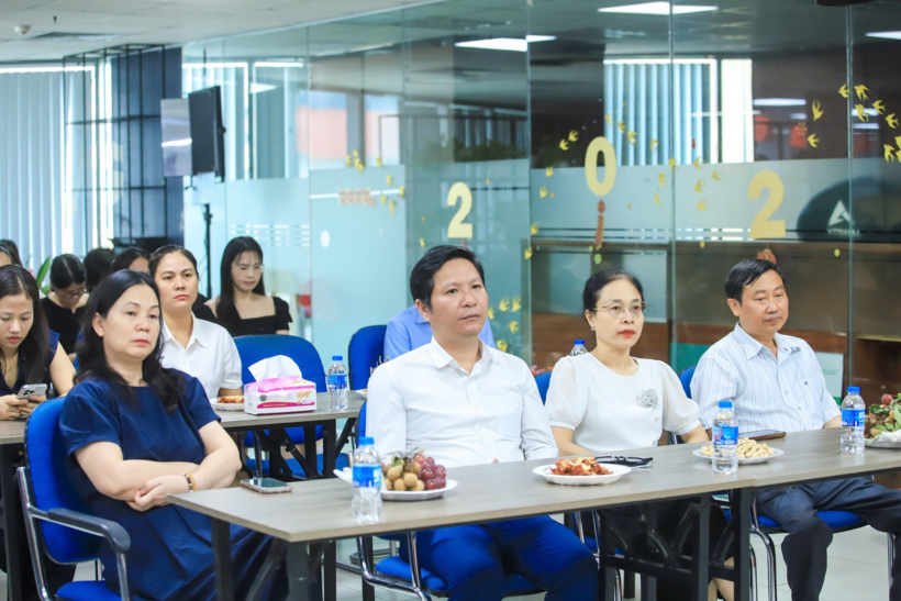 Tập thể cán bộ, phóng viên, biên tập viên Tạp chí Đời sống và Pháp luật tại buổi gặp mặt, chúc mừng nhân Ngày Báo chí Cách mạng Việt Nam.