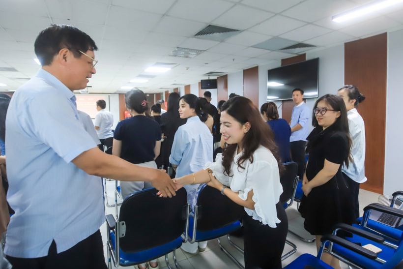 TS. Trần Công Phàn thăm hỏi cán bộ, phóng viên, biên tập viên Tạp chí.