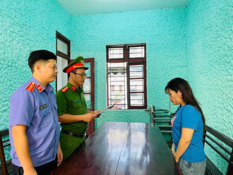 Hai đối tượng mua bán trái phép chất ma túy vừa bị khởi tố để xử lý theo quy định của pháp luật. Ảnh: Công an Hà Tĩnh