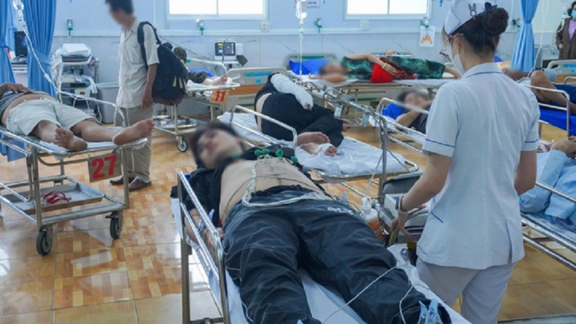 Hiện số ca nhập viện nghi do ngộ độc thực phẩm sau khi ăn bánh mì đã tăng lên 232 ca, trong ảnh người dân nghi bị ngộ độc đang điều trị tại Bệnh viện Quân y 120 - Ảnh: M.T.