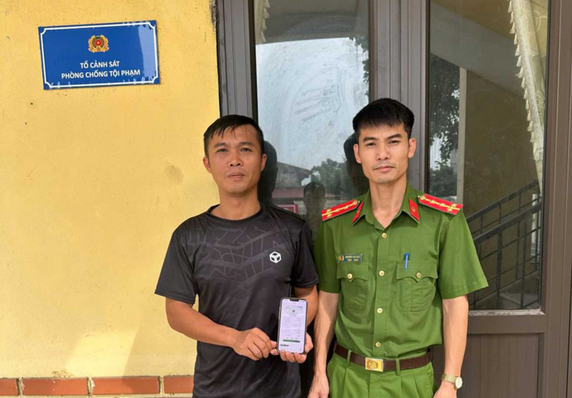 Công an xã Minh Hòa hỗ trợ công dân nhận lại 40 triệu đồng chuyển khoản nhầm. (Ảnh: Công an Phú Thọ)