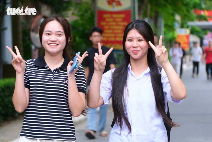 Thí sinh Trần Thị Diệu Linh (bên phải) tự tin bước vào kỳ thi đánh giá năng lực của Bộ Quốc phòng. Ảnh: Tuổi trẻ Online