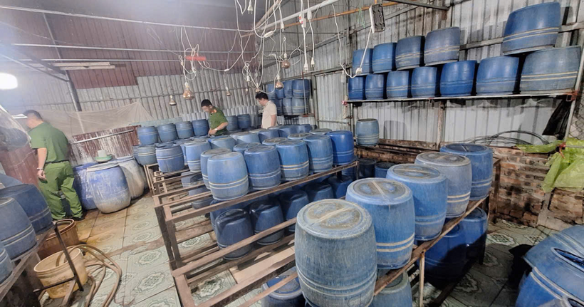 Công an xã Như Quỳnh kiểm tra cơ sở sản xuất giá đỗ trên địa bàn xã. (Ảnh: Công an tỉnh Hưng Yên).