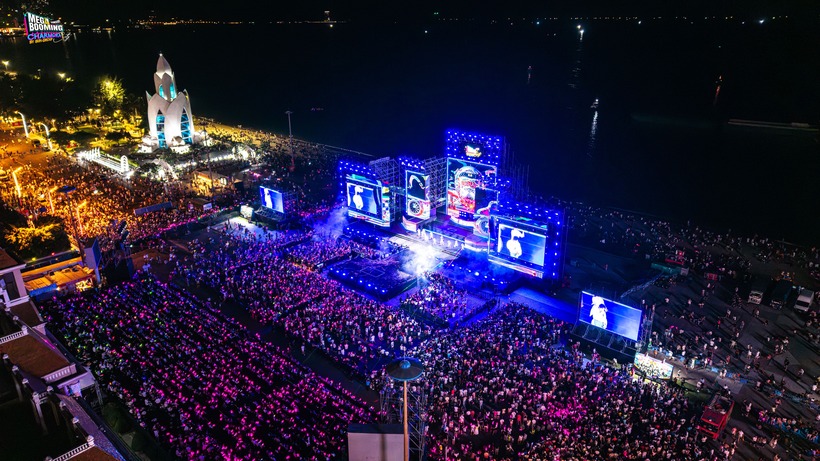 Gần 30.000 khán giả phủ kín quảng trường 2/4 trong đêm nhạc “Mega Booming - Charmora City”
