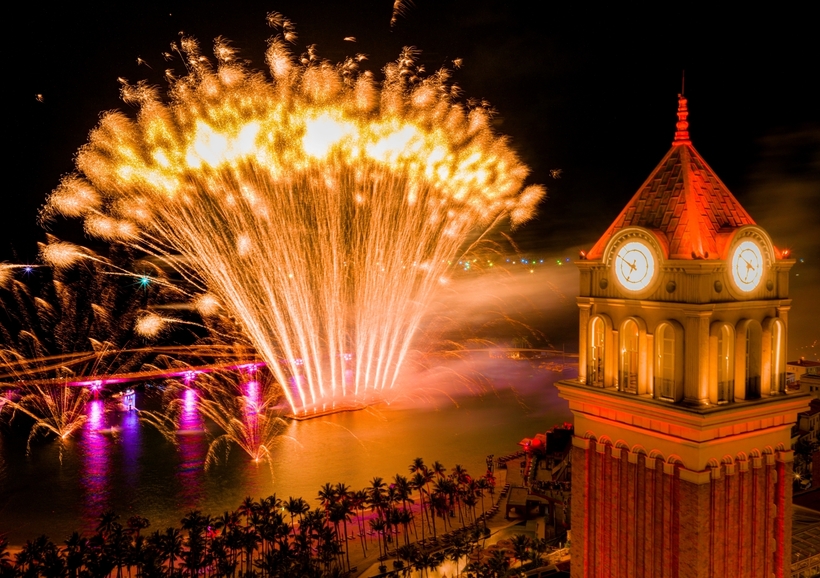 Show diễn “Symphony of the Sea” kết hợp thể thao mạo hiểm và pháo hoa thu hút đông đảo du khách