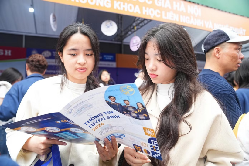 Thí sinh tìm hiểu thông tin tuyển sinh năm 2026. Ảnh: Duy Phạm.