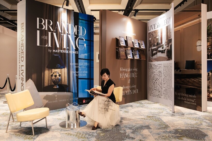 Khách hàng trải nghiệm không gian trưng bày Branded Living Magazine.