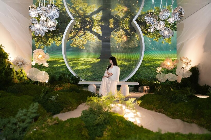 Không gian trải nghiệm “Chất Sống Tinh Hoa” đưa khách tham quan bước vào khu vườn thiên nhiên được tái hiện bằng âm nhạc, hình ảnh và công nghệ đa giác quan.