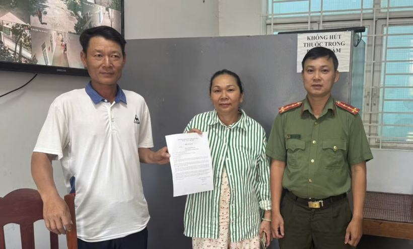 Công an giúp người dân lấy lại tiền sau khi sơ suất chuyển nhầm tài khoản. (Ảnh: Tiền phong)
