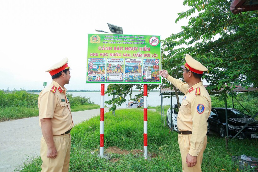 Cảnh sát đường thuỷ Hà Nội triển khai cắm biển cảnh báo tại các khu vực có nguy cơ mất an toàn.