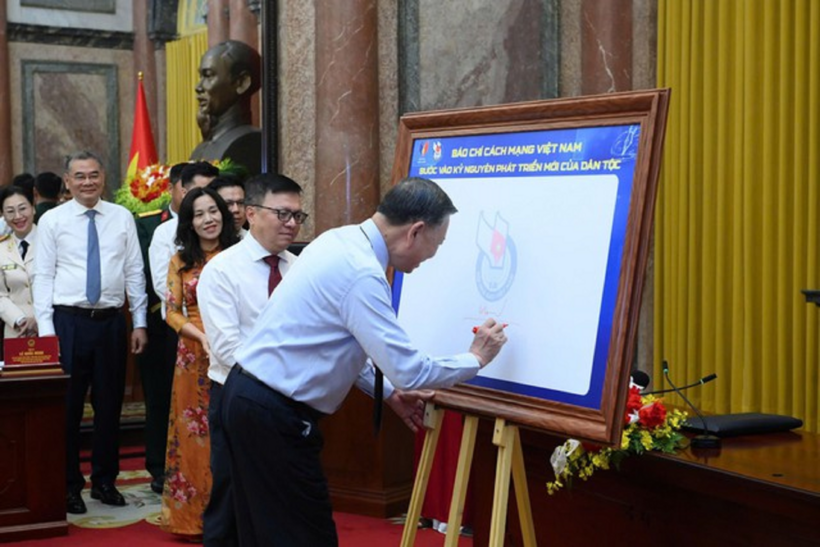Tổng Bí thư, Chủ tịch nước Tô Lâm cùng 101 nhà báo tiêu biểu thực hiện Nghi thức ký tên lưu niệm trên tấm bảng biểu trưng kỷ niệm 101 năm Ngày Báo chí Cách mạng Việt Nam.