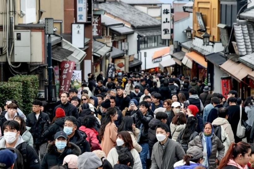 Du khách đi bộ trên con đường dẫn đến chùa Kiyomizu-dera ở Kyoto, Nhật Bản, ngày 13/1/2025. Ảnh:&nbsp;Paul Miller.