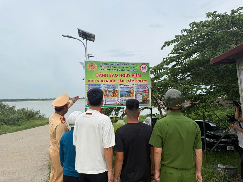 Ngoài cảnh báo, lực lượng chức năng cũng tuyên truyền, hướng dẫn người dân thực hiện các quy định về bảo đảm TTATGT đường thuỷ.