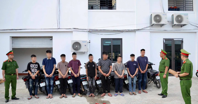 Cơ quan Cảnh sát điều tra Công an tỉnh Phú Thọ làm việc với nhóm thanh thiếu niên liên quan vụ tụ tập mang hung khí hẹn đánh nhau qua Tiktok.