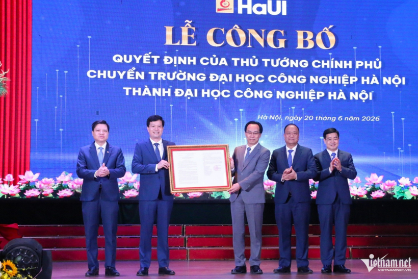 Bộ trưởng Bộ GD&ĐT Hoàng Minh Sơn (thứ ba từ phải sang trái) trao quyết định của Thủ tướng về việc chuyển Trường ĐH Công nghiệp Hà Nội thành ĐH Công nghiệp Hà Nội cho ban lãnh đạo nhà trường. Ảnh: Thanh Hùng