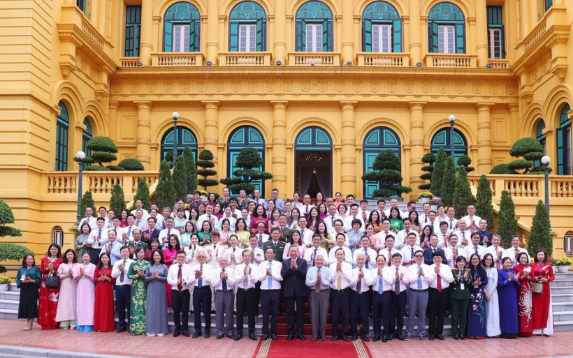 Tổng Bí thư, Chủ tịch nước Tô Lâm gặp mặt 101 nhà báo tiêu biểu đoạt Giải Báo chí Quốc gia qua các năm, nhân dịp Kỷ niệm 101 năm Ngày Báo chí Cách mạng Việt Nam (21/6/1925 - 21/6/2026).