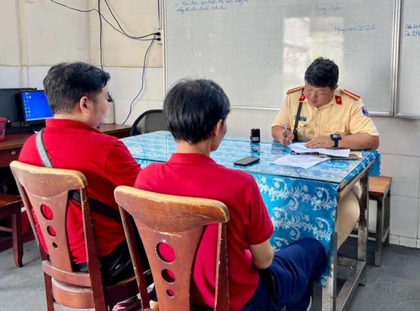 CSGT TPHCM lập biên bản tài xế và chủ xe buýt 2 tầng chở Hoa hậu Hương Giang diễu hành ở trung tâm thành phố. Ảnh: TTO
