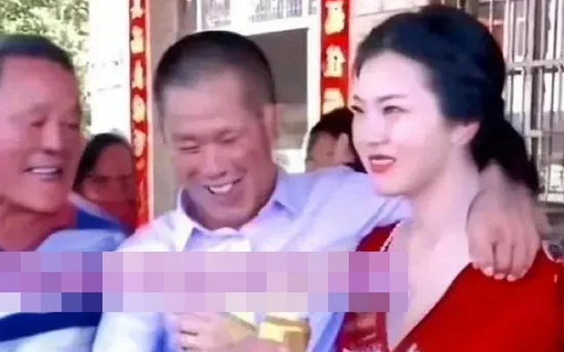 Khi chú rể cùng cô dâu đến bàn có cha cô dâu, ông thực hiện động tác nâng ly chào hỏi trong nghi thức mời rượu. Ảnh: Sohu