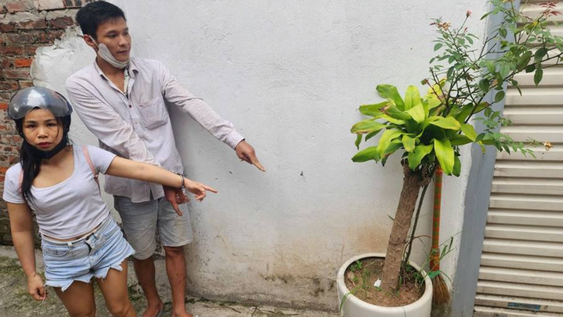 Đối tượng Nguyễn Thị Thương và Đỗ Văn Thành thực hiện lại hành vi cất giấu ma tuý để bán. Ảnh: Công an Hà Nội