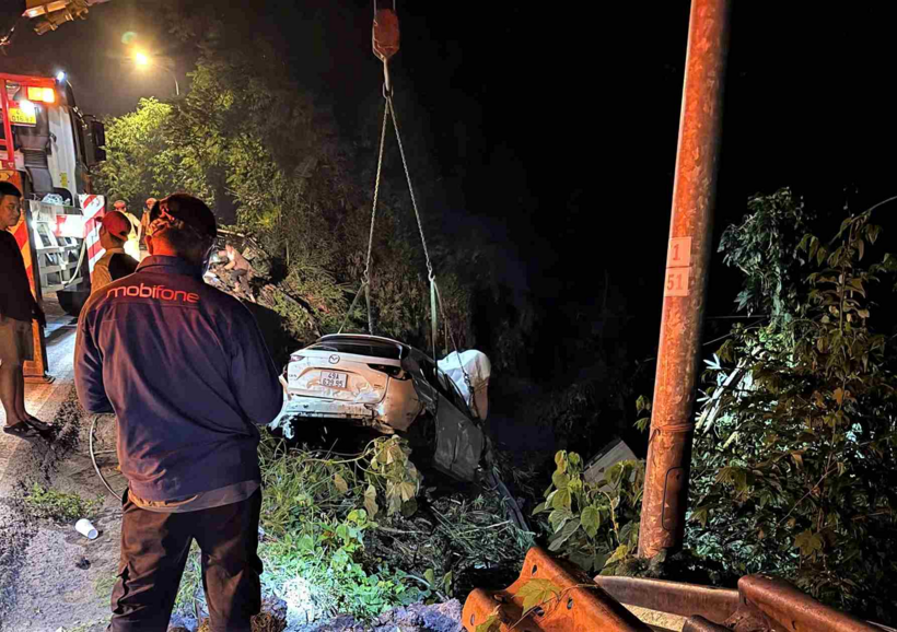 Xe ô tô được cứu hộ tại hiện trường. Ảnh: Lao động