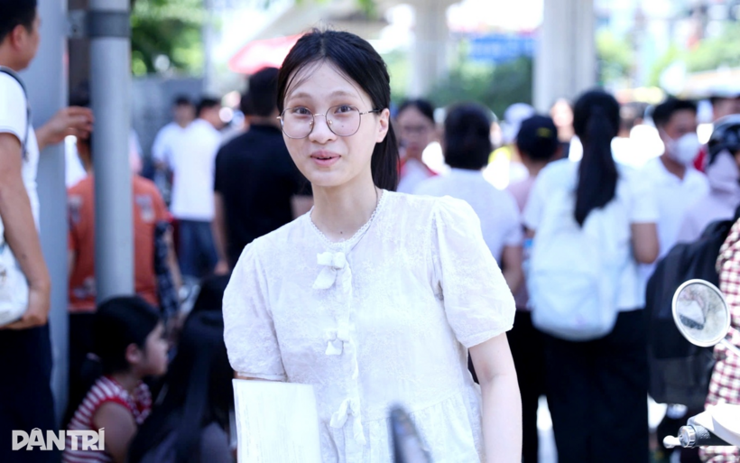 Nữ sinh Hải Anh tự tin sau buổi thi. Ảnh: Dân trí