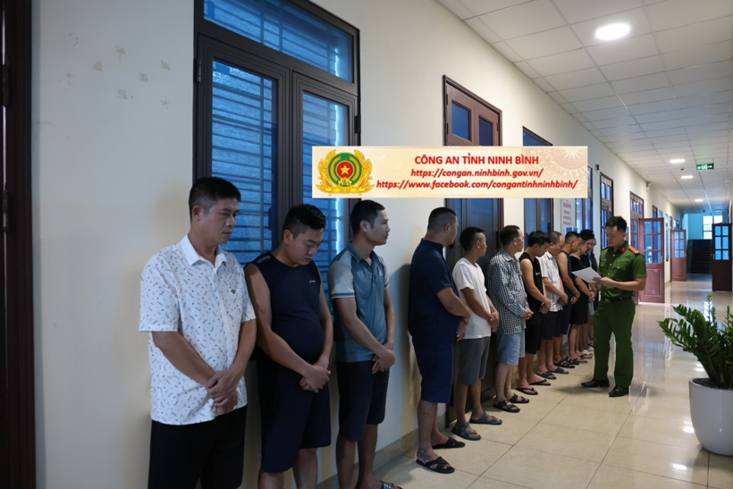 Các đối tượng đánh bạc, tổ chức đánh bạc bị bắt giữ. Ảnh: Công an tỉnh Ninh Bình