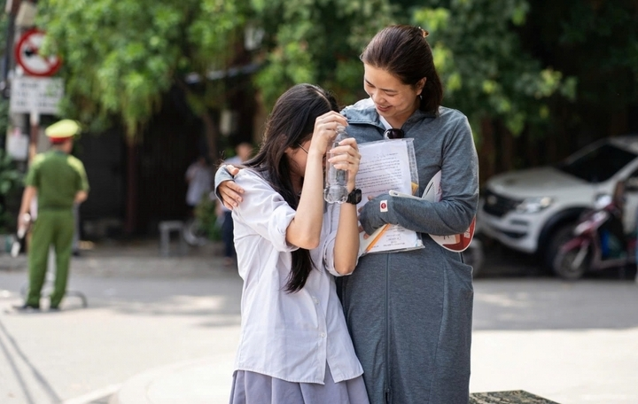 Các chuyên gia cũng đặc biệt khuyến nghị các bậc phụ huynh nên dành nhiều thời gian hơn để lắng nghe những cảm xúc ngổn ngang của con, thay vì vội vã phân tích nguyên nhân hay đưa ra các giải pháp thay thế. Ảnh: VTC News