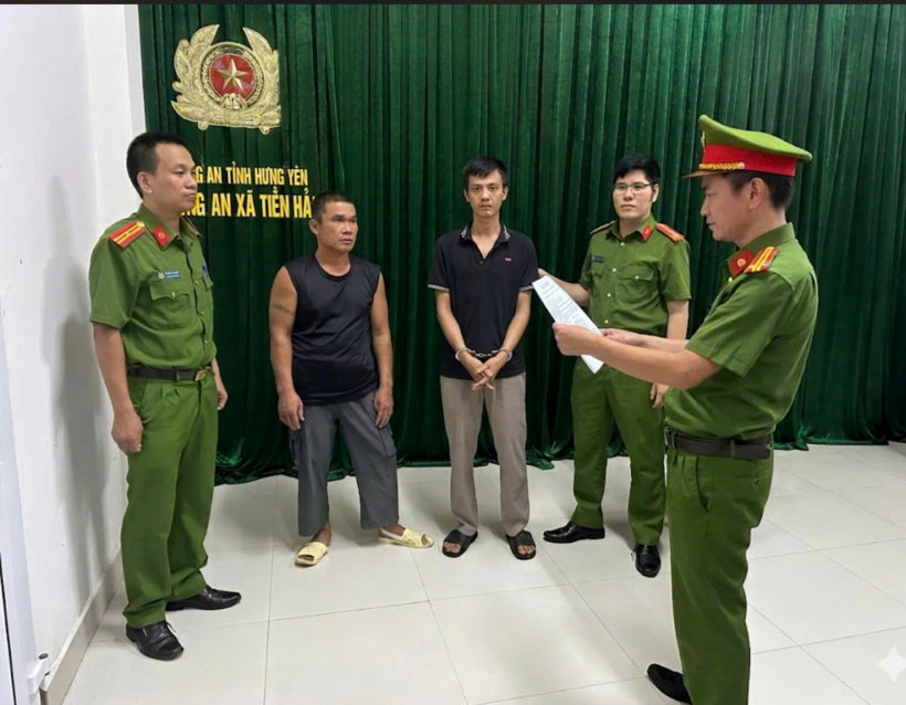 Công an xã Tiền Hải tống đạt Quyết định khởi tố vụ án, khởi tố bị can đối với Nguyễn Đình Vinh và Hoàng Văn Mỹ. Ảnh: Công an tỉnh Hưng Yên