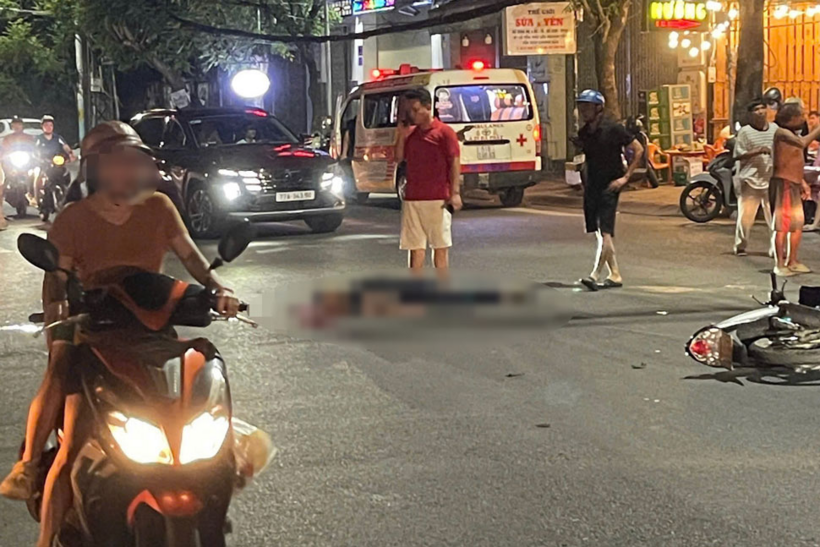 Hiện trường vụ ôtô va chạm với xe máy khiến 1 thanh niên tử vong tại chỗ. Ảnh: Thanh Trí.