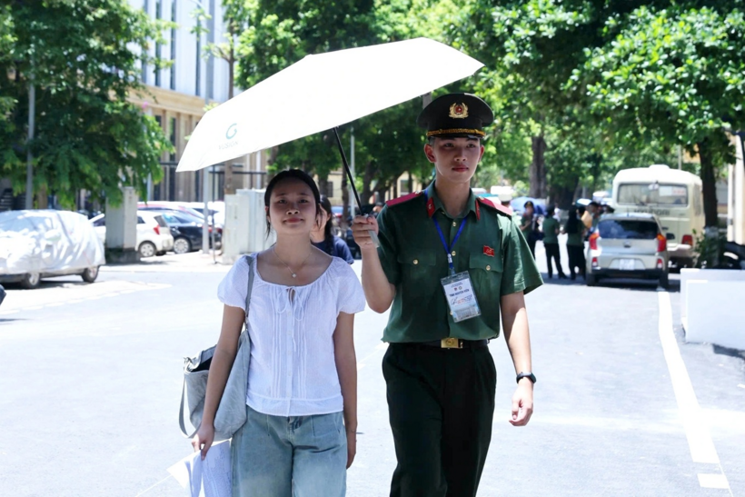 Thí sinh dự kỳ thi đánh giá của Bộ Công an tại điểm thi Học viện An ninh nhân dân ngày 21/6. Ảnh: Minh Chiến