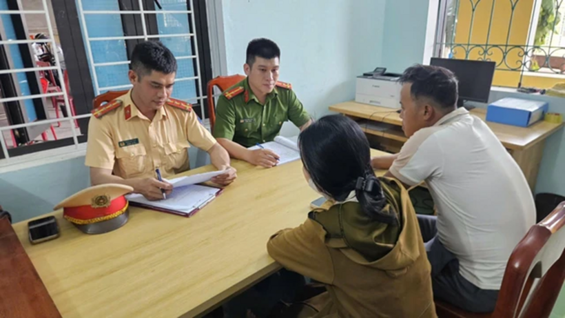 Hai vợ chồng bà K.A. đã đến cơ quan công an làm việc. Ảnh: Tuổi Trẻ