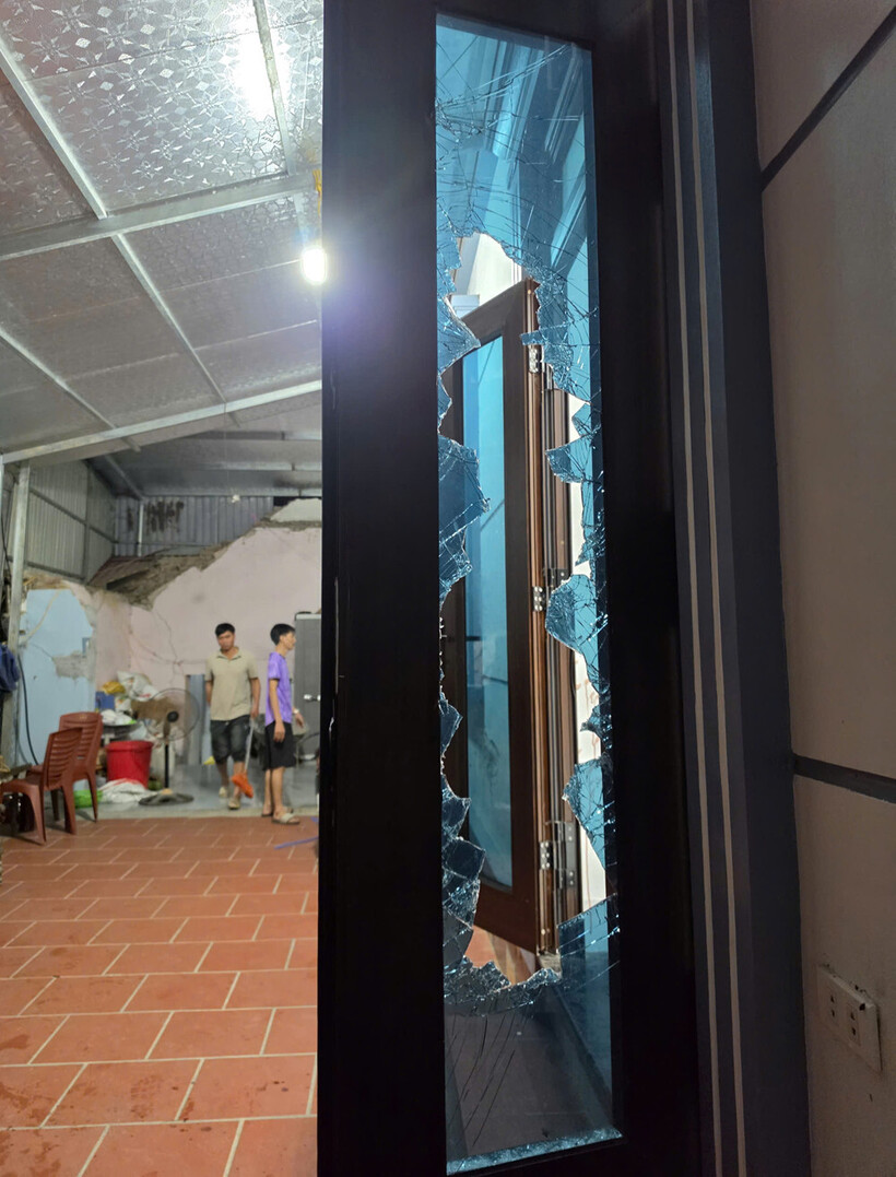 Người nhà phá cửa kính để mở cửa đưa nạn nhân ra ngoài. Ảnh: Vietnamnet