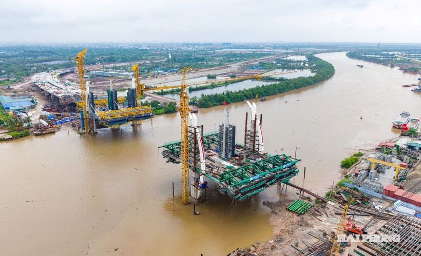 Cầu Hải Thành đang được tăng tốc thi công, phấn đấu hợp long trong tháng 8 tới (Ảnh Lê Dũng)