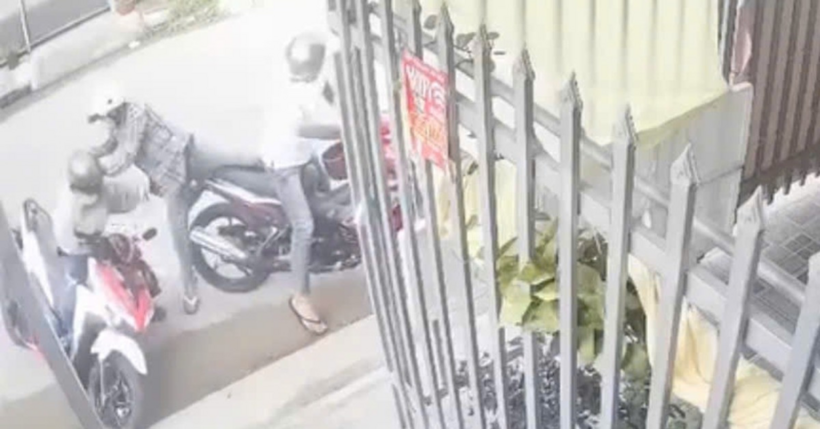 Trong lúc giằng co, nạn nhân cùng xe máy ngã xuống đường. Dù nạn nhân la hét, hai đối tượng vẫn tiếp tục thực hiện hành vi cướp giật rồi nhanh chóng tẩu thoát khỏi hiện trường. Ảnh cắt từ clip