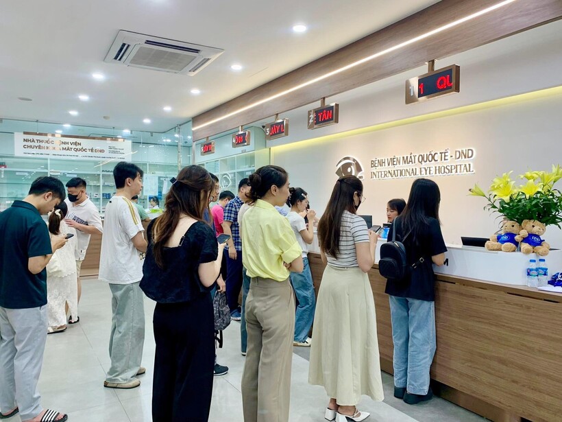 Nhiều bạn trẻ lựa chọn phẫu thuật khúc xạ tại Bệnh viện Mắt Quốc tế DND để tháo bỏ cặp kính bất tiện.