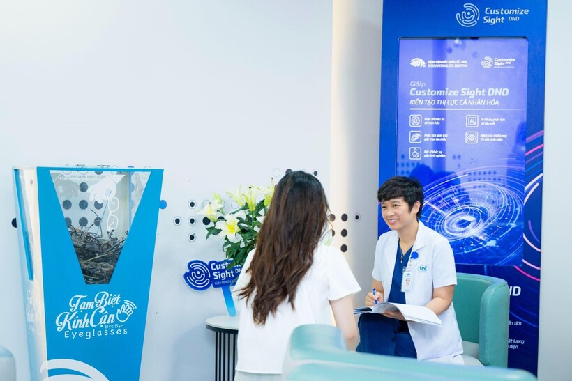 BS Đặng Thị Như Quỳnh, PGĐ Bệnh viện Mắt Quốc tế DND đang tư vấn cho bệnh nhân lựa chọn phương pháp mổ cận phù hợp
