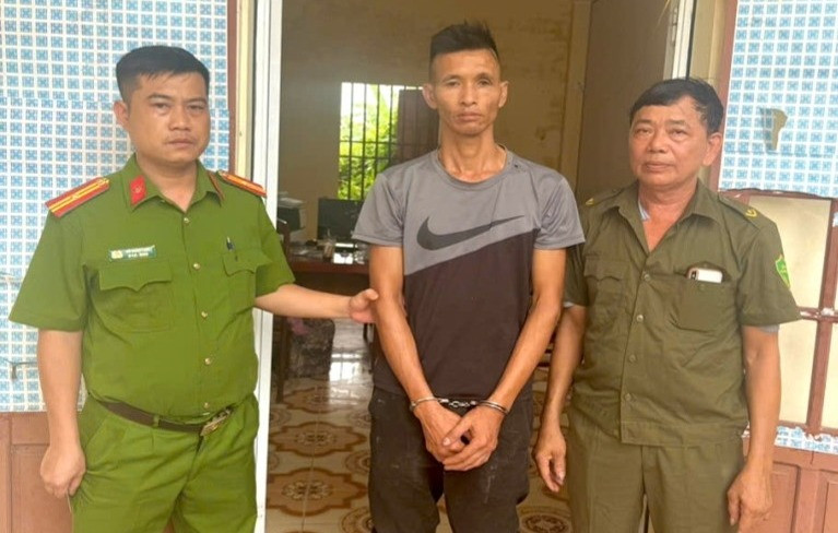 Đối tượng Đào Xuân Hải (đứng giữa)