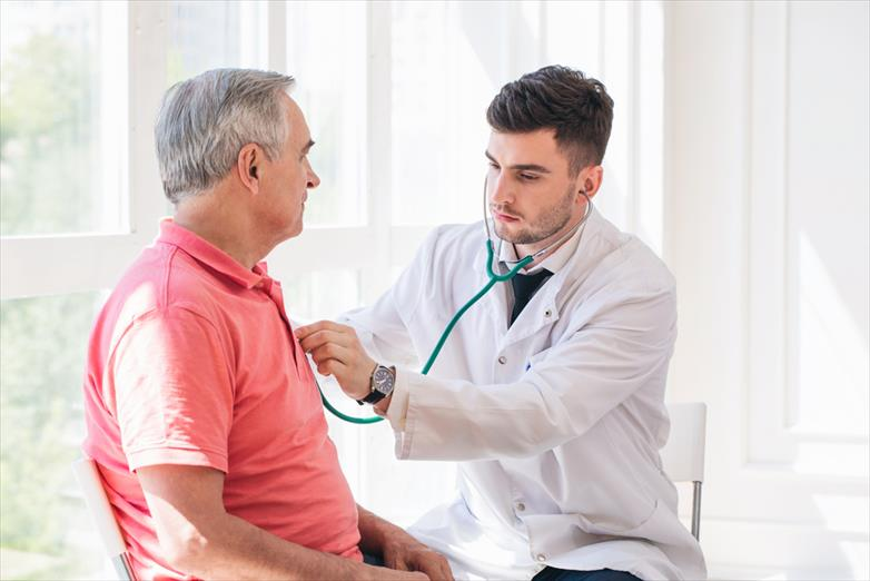 Người suy tim độ 3 nên thăm khám thường xuyên để theo dõi tiến triển bệnh