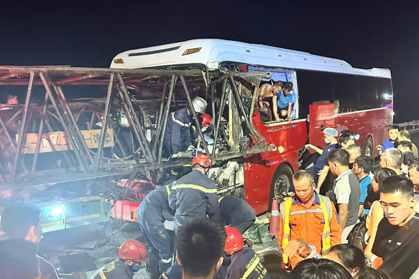 Hiện trường vụ tai nạn tối 21/6. (Ảnh: VnExpress)