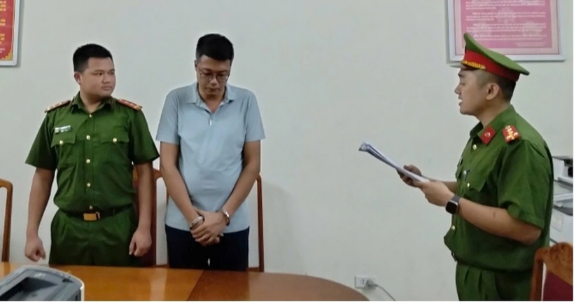 Cơ quan công an công bố các quyết định khởi tố, bắt bị can để tạm giam đối với Vũ Công Giang. (Ảnh: Công an Phú Thọ)