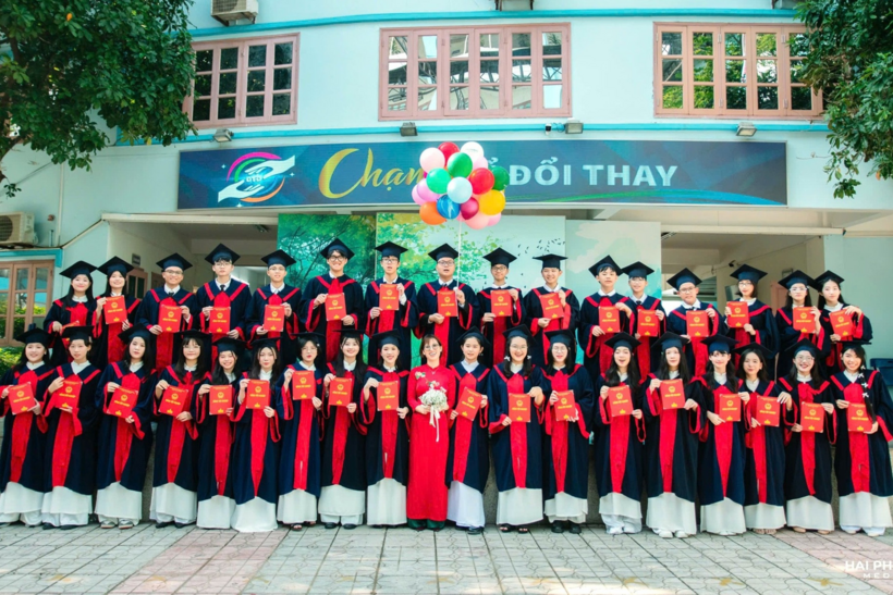 Tập thể lớp 9C1 Trường THCS Đoàn Thị Điểm cùng giáo viên chủ nhiệm Vũ Thị Diệu Hương. Ảnh: VietNamnet