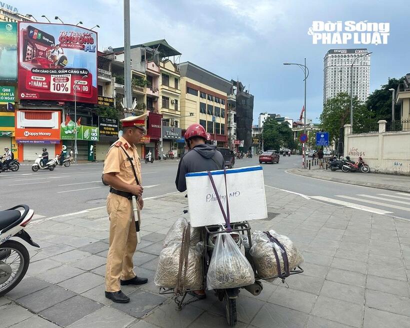 Lực lượng CSGT kiểm tra, xử lý phương tiện che khuất biển số.