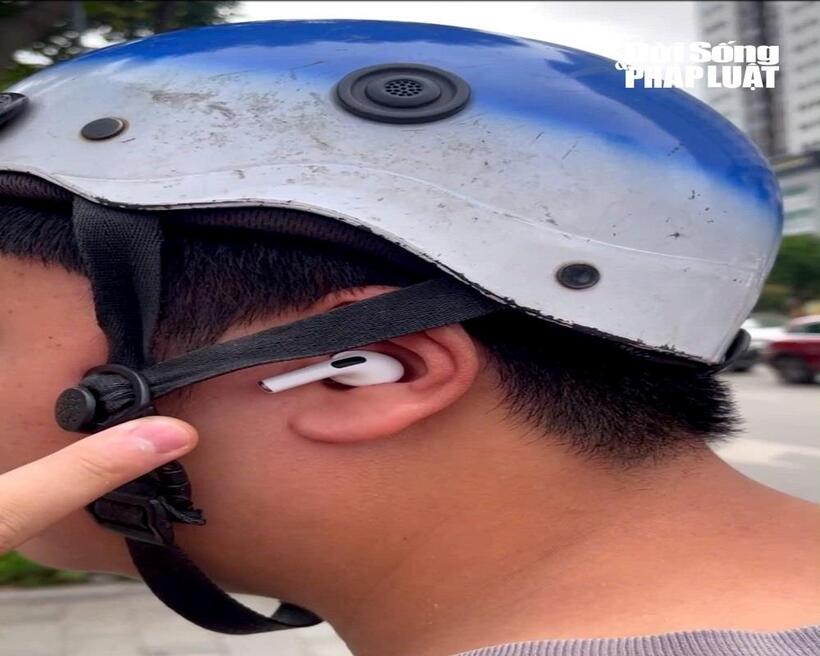 Tình trạng đeo tai nghe khi lái xe máy vẫn diễn ra phổ biến trên nhiều tuyến phố.